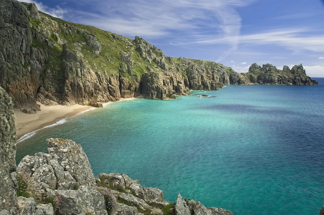 Turquoise sea and cliffs on the Cornwall coastline