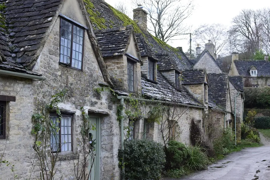 Honey-coloured stone cottages in a Cotswolds village